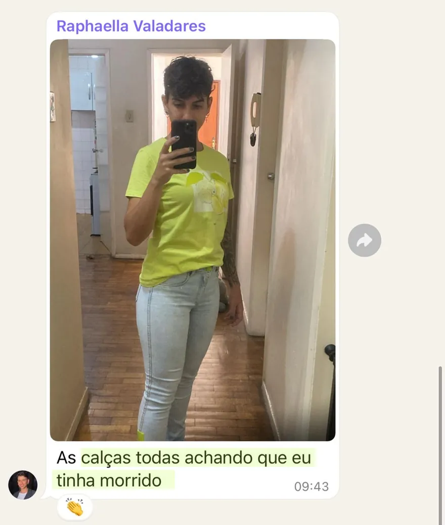 Print de WhatsApp: participante mostra foto no espelho e escreve que as calças estavam achando que ela tinha morrido